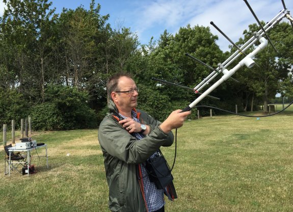 Steve M0SHQ working the SO-50 satellite from Shoebury East Beach