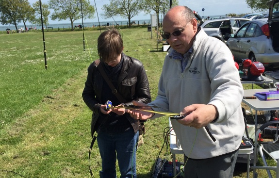 Laura getting hands-on with her first dipole at Shoebury East Beach