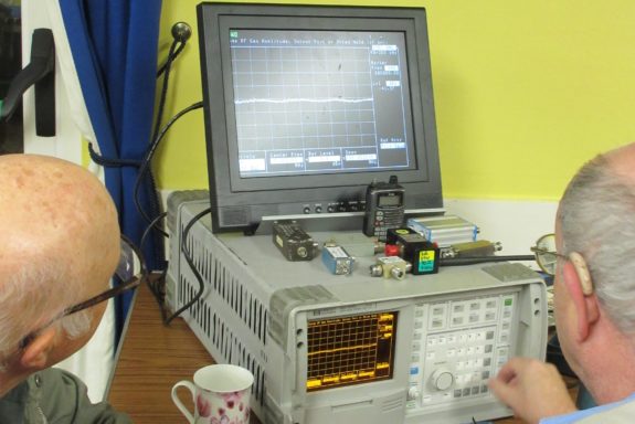 Mike G4NVT's spectrum analyser in action